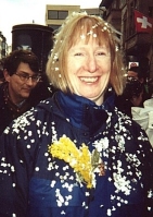 Mary covered in confetti in Basel (28K)